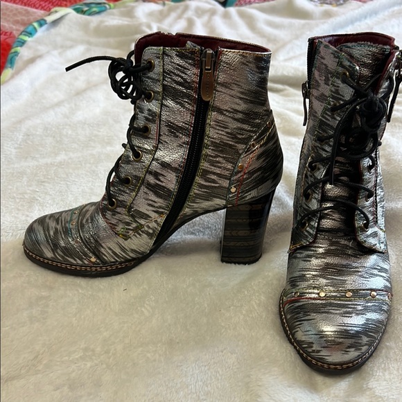 L’Artiste Metalluc  Gray Lace Up Boots - Picture 2 of 4